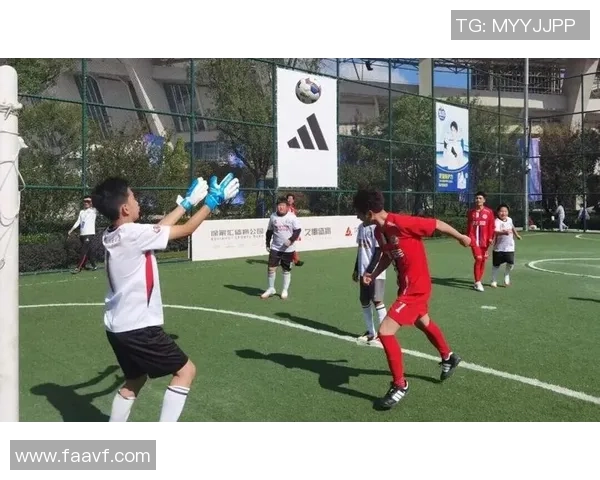 立领风潮下的足球明星们：他们的时尚选择与场上表现的完美结合