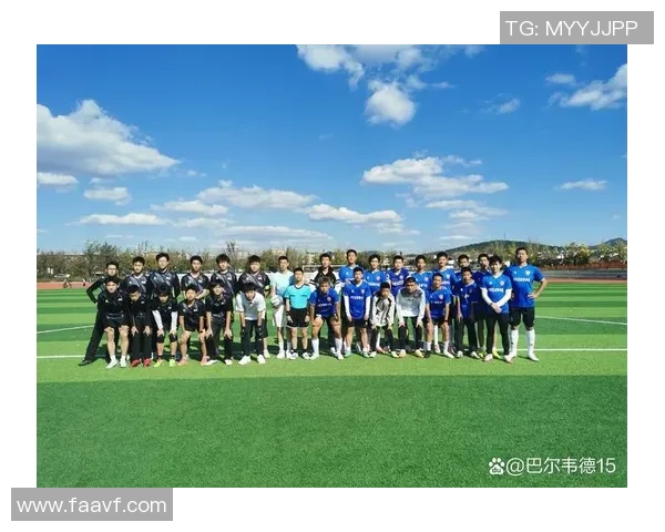 足球明星同框高清照片展现激情瞬间与友谊的完美结合 足球明星同框高清照片展现激情瞬间与友谊的完美结合