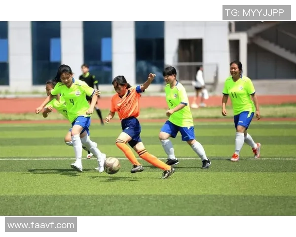 足球明星携手孩子共赴绿茵场展现梦想与激情的精彩瞬间 足球明星携手孩子共赴绿茵场展现梦想与激情的精彩瞬间